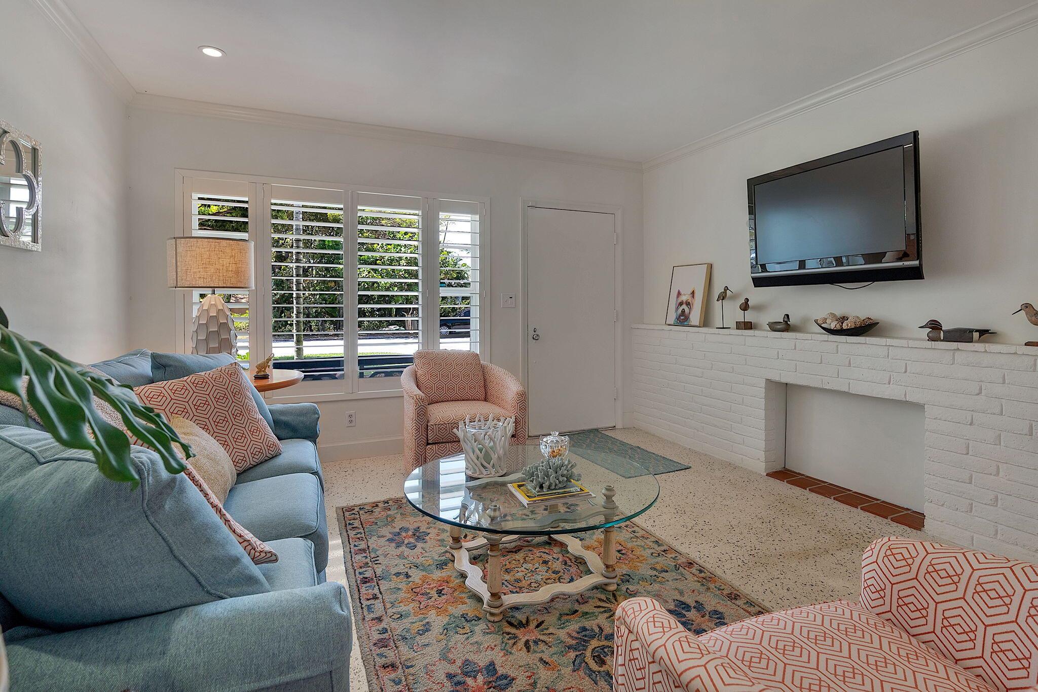 912 N Lakeside Drive