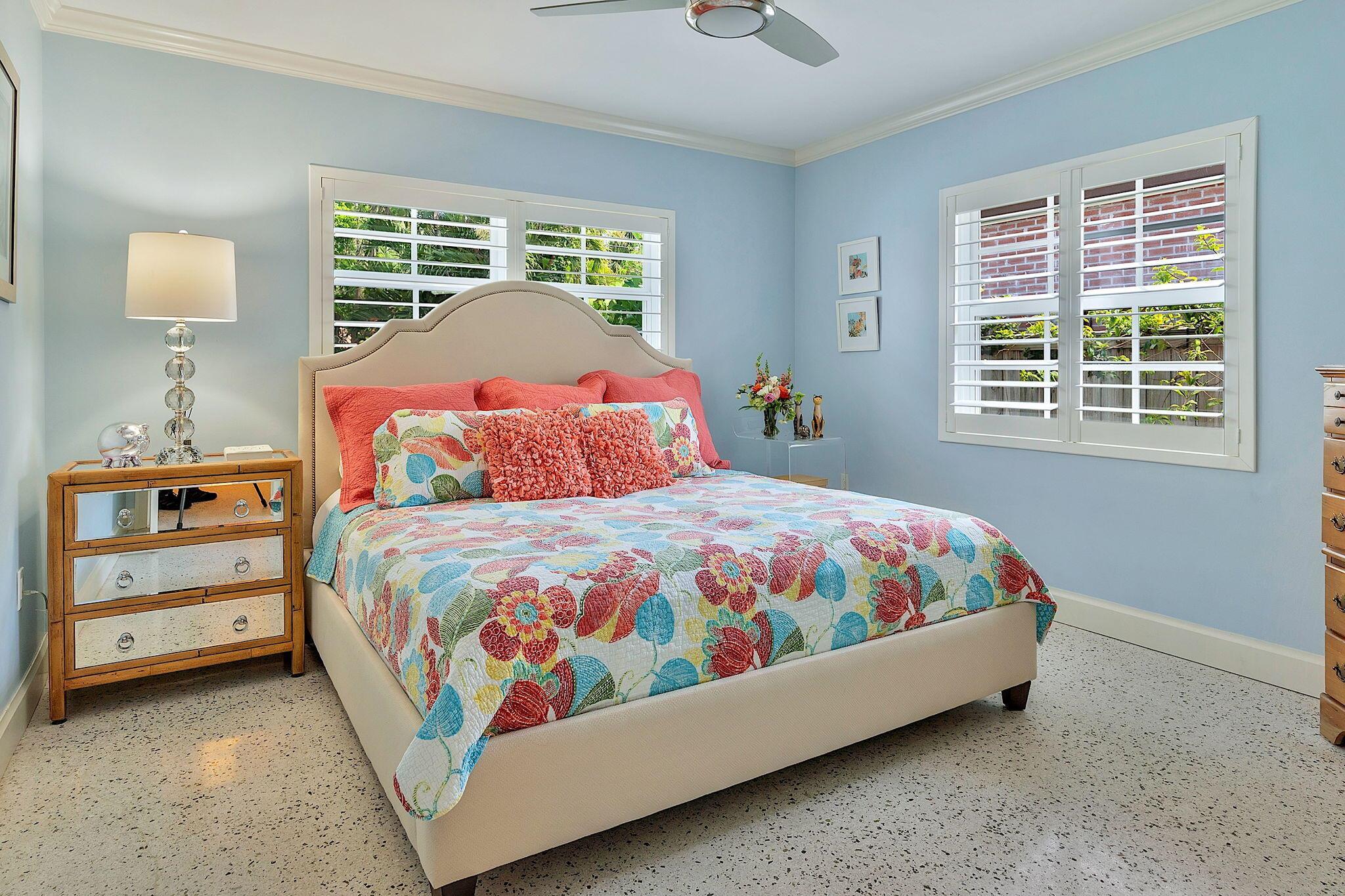 912 N Lakeside Drive