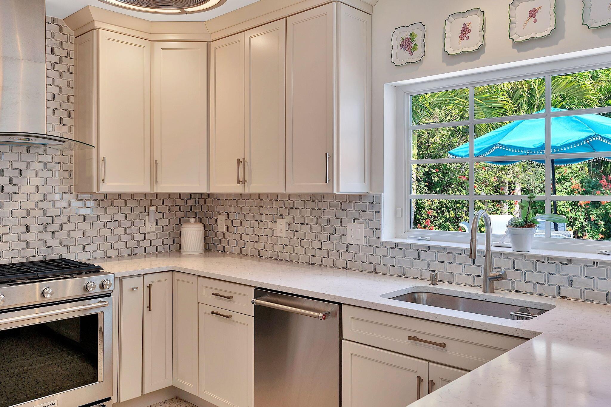 912 N Lakeside Drive