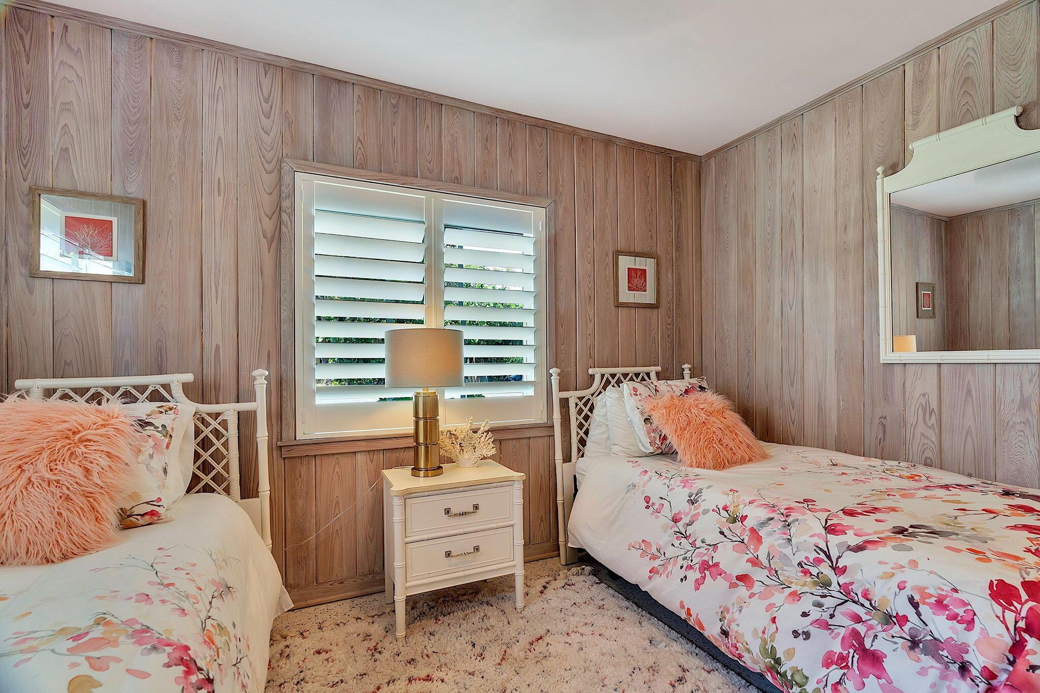 912 N Lakeside Drive