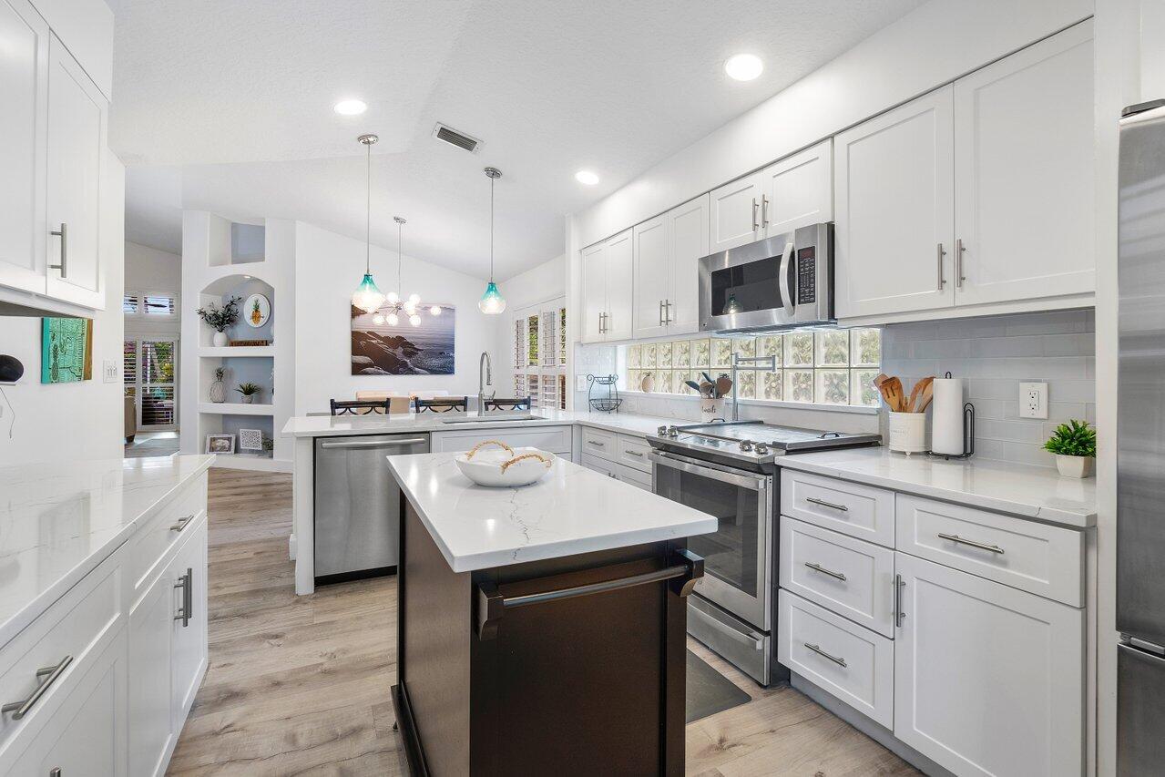 1103 Canoe Point