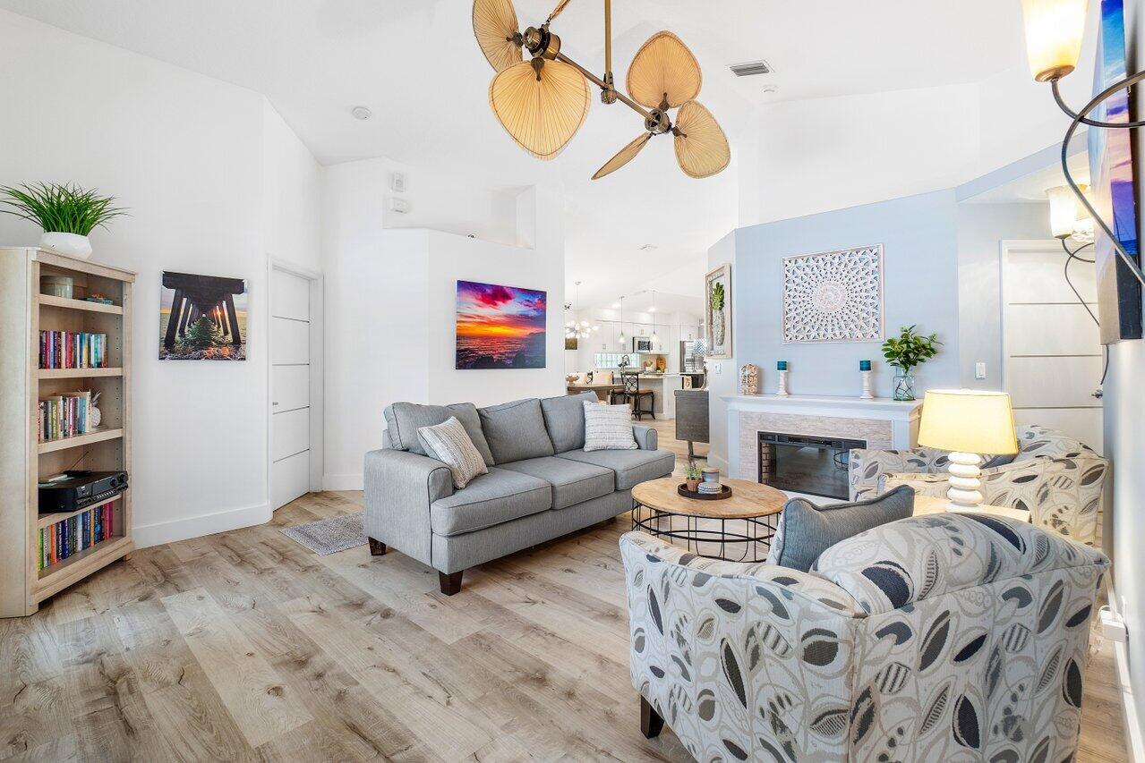 1103 Canoe Point
