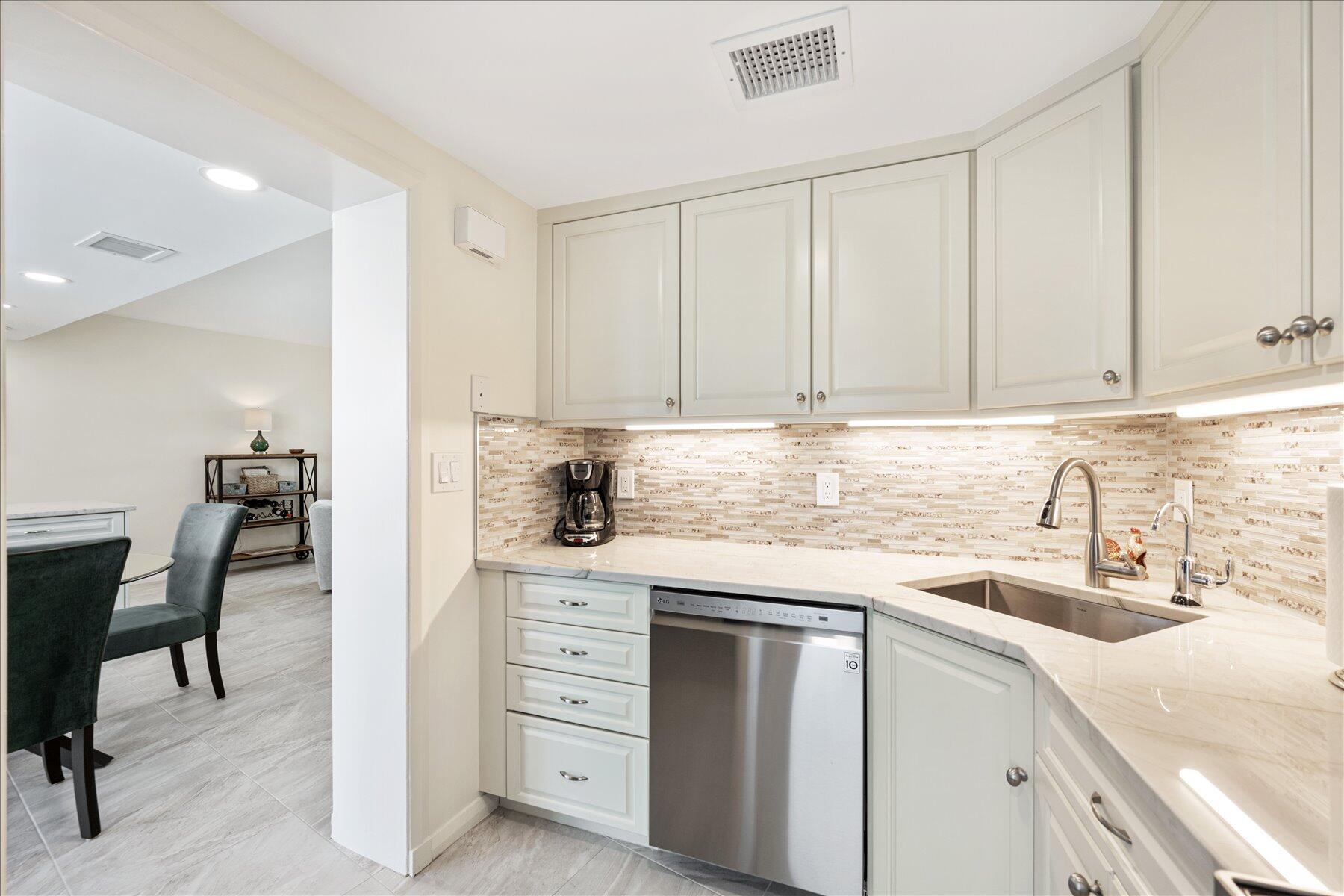 1213 S Ocean Boulevard 2e