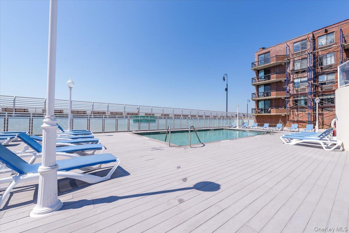 750 W Broadway Unit: 3M