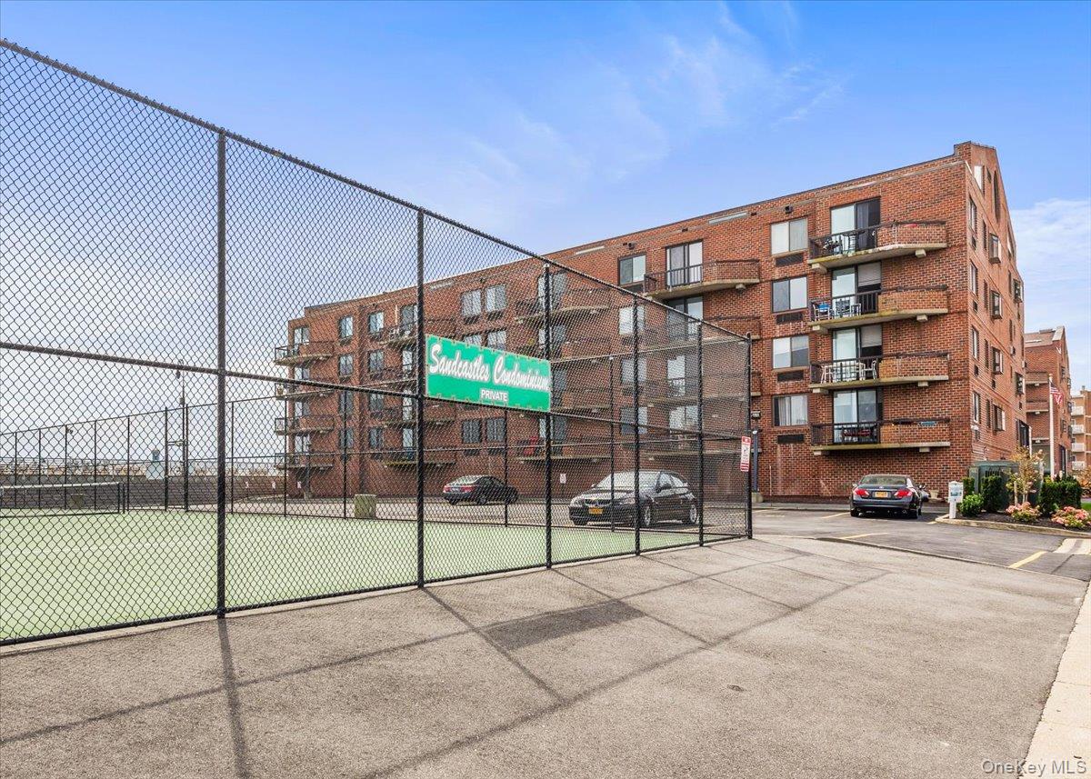 750 W Broadway Unit: 3M