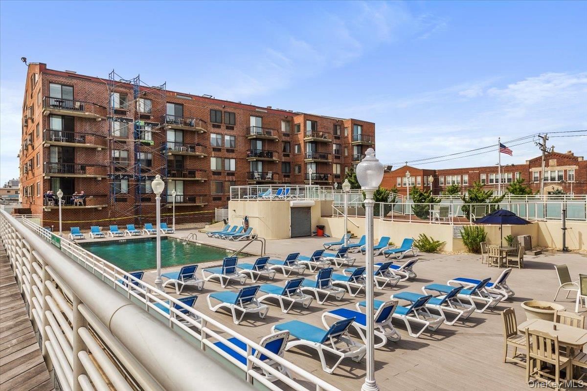 750 W Broadway Unit: 3M