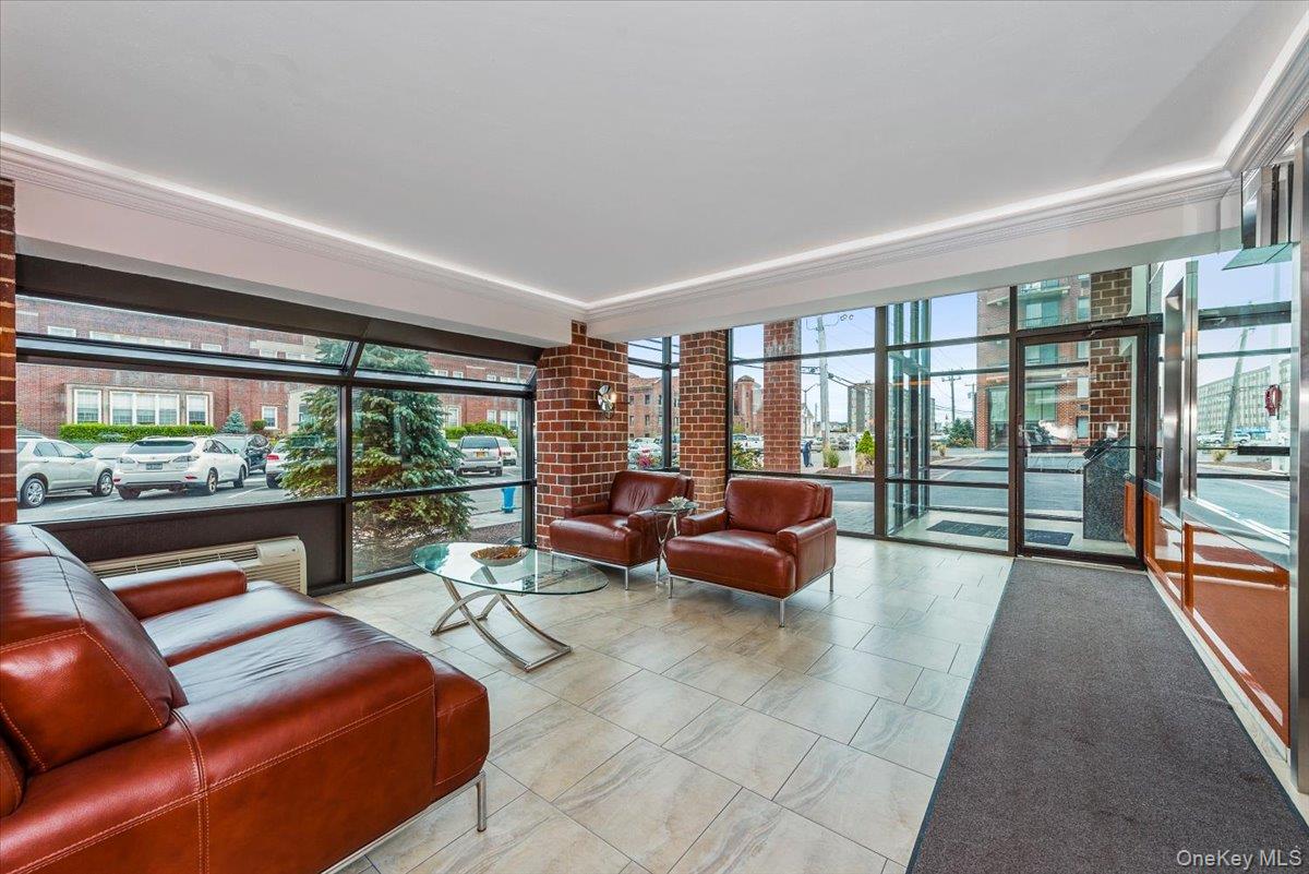 750 W Broadway Unit: 3M