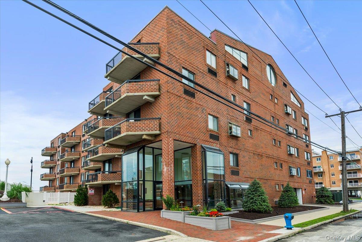 750 W Broadway Unit: 3M