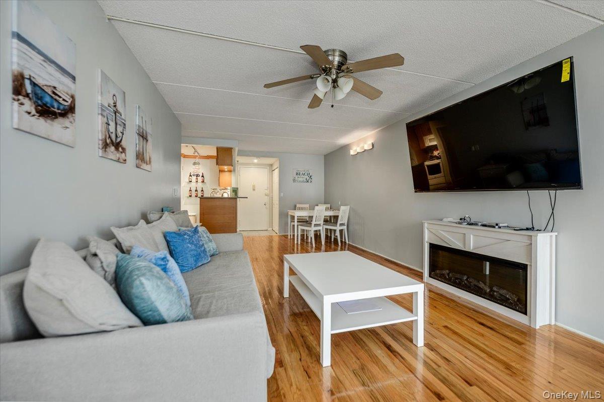 750 W Broadway Unit: 3M