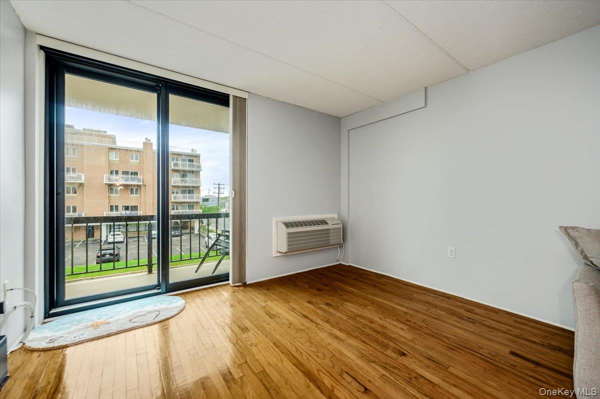 750 W Broadway Unit: 3M