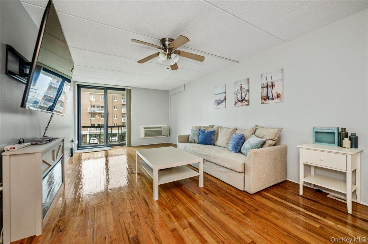 750 W Broadway Unit: 3M