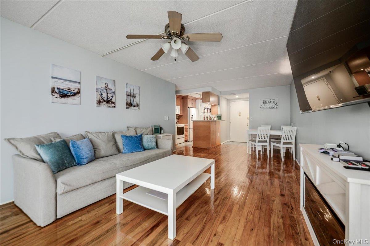750 W Broadway Unit: 3M