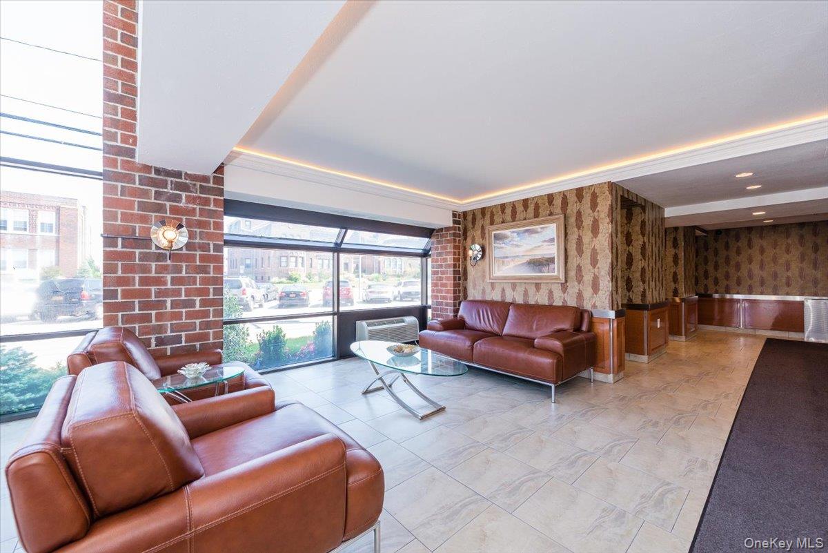 730 W Broadway Unit: 2J