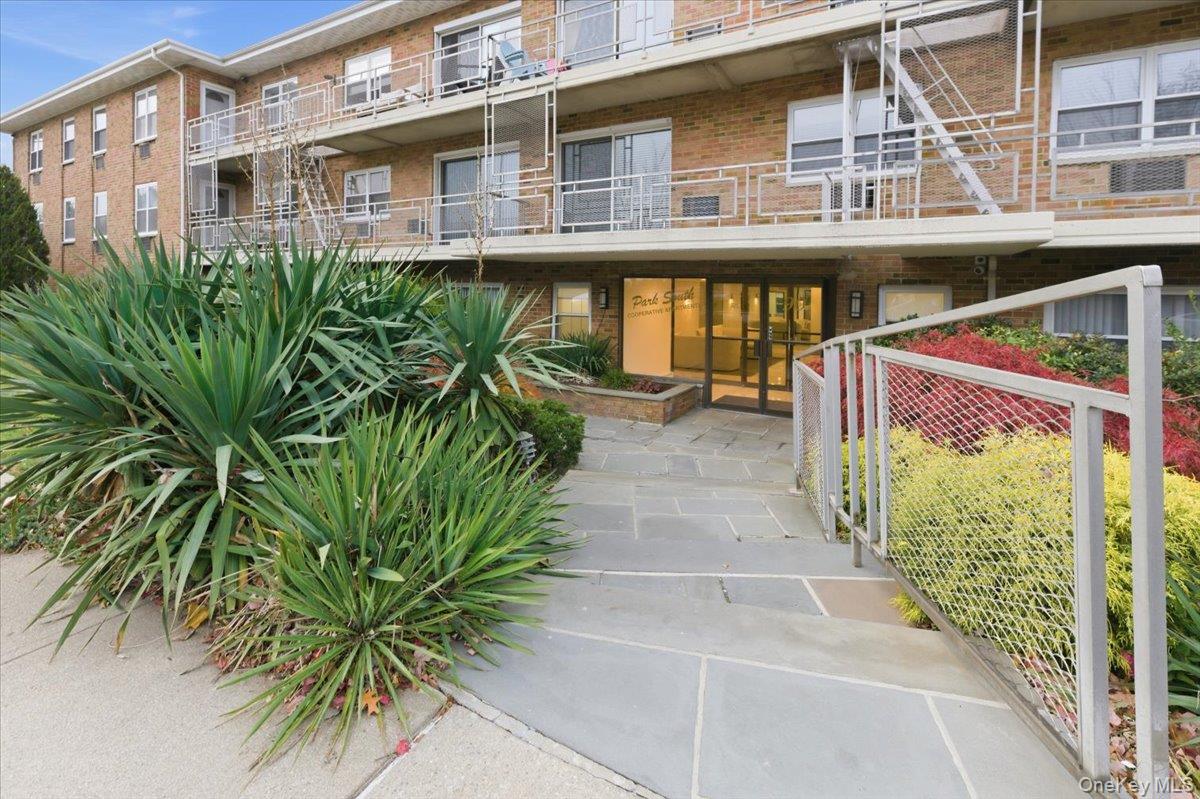 90 S Park Avenue Unit: B2