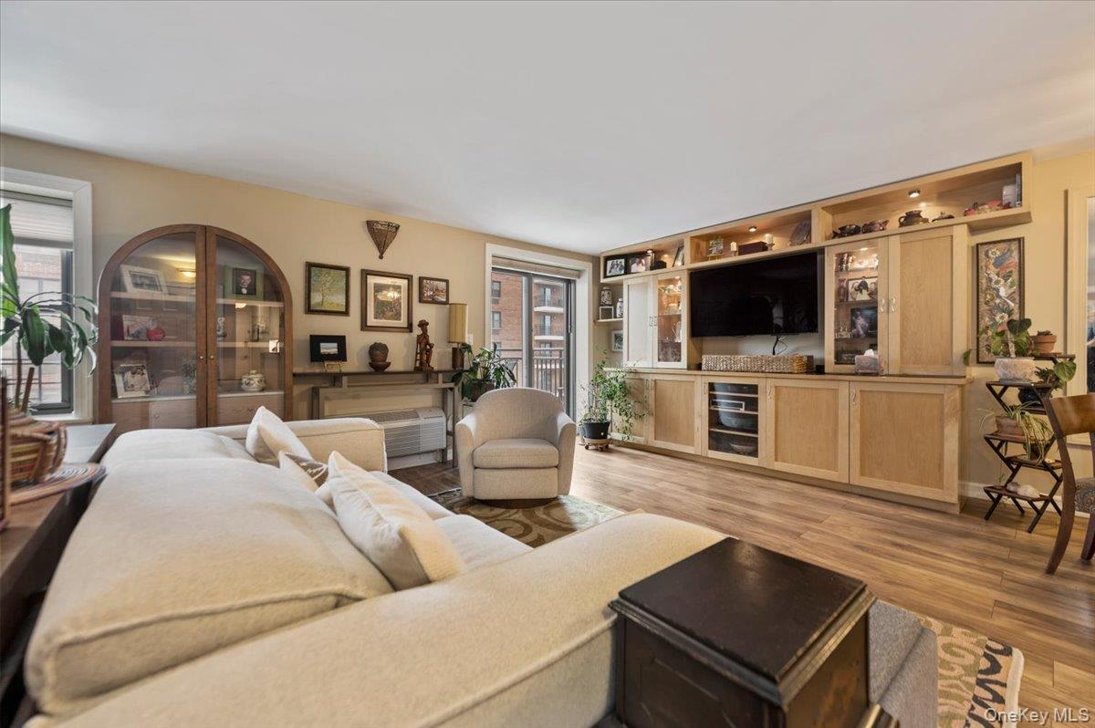 230 W Broadway Unit: 413