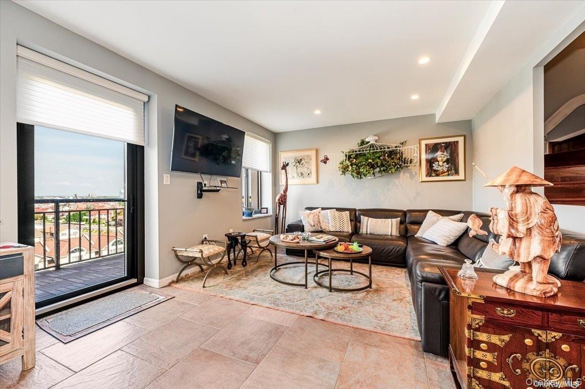 100 W Broadway Unit: 7Jj