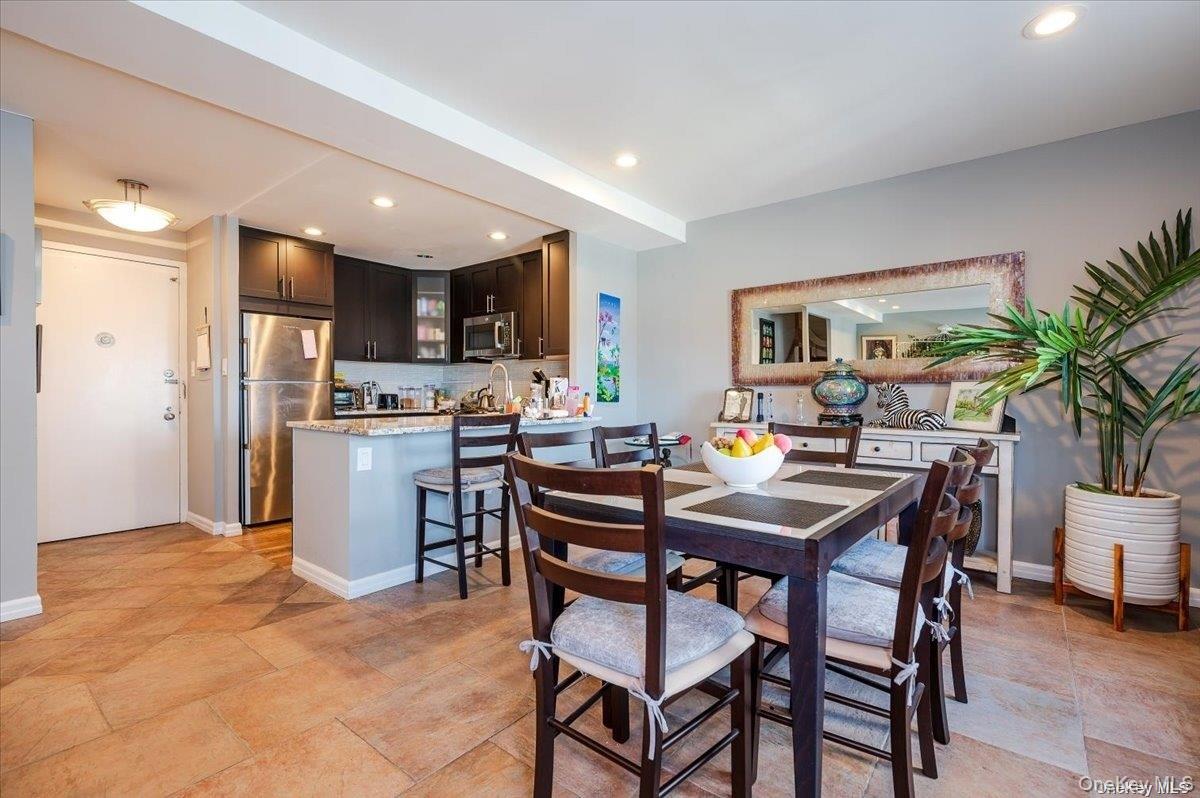 100 W Broadway Unit: 7Jj
