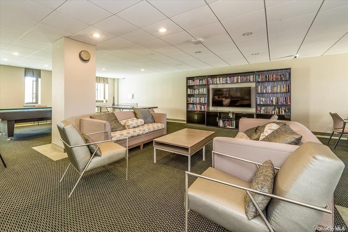 100 W Broadway Unit: 7Jj