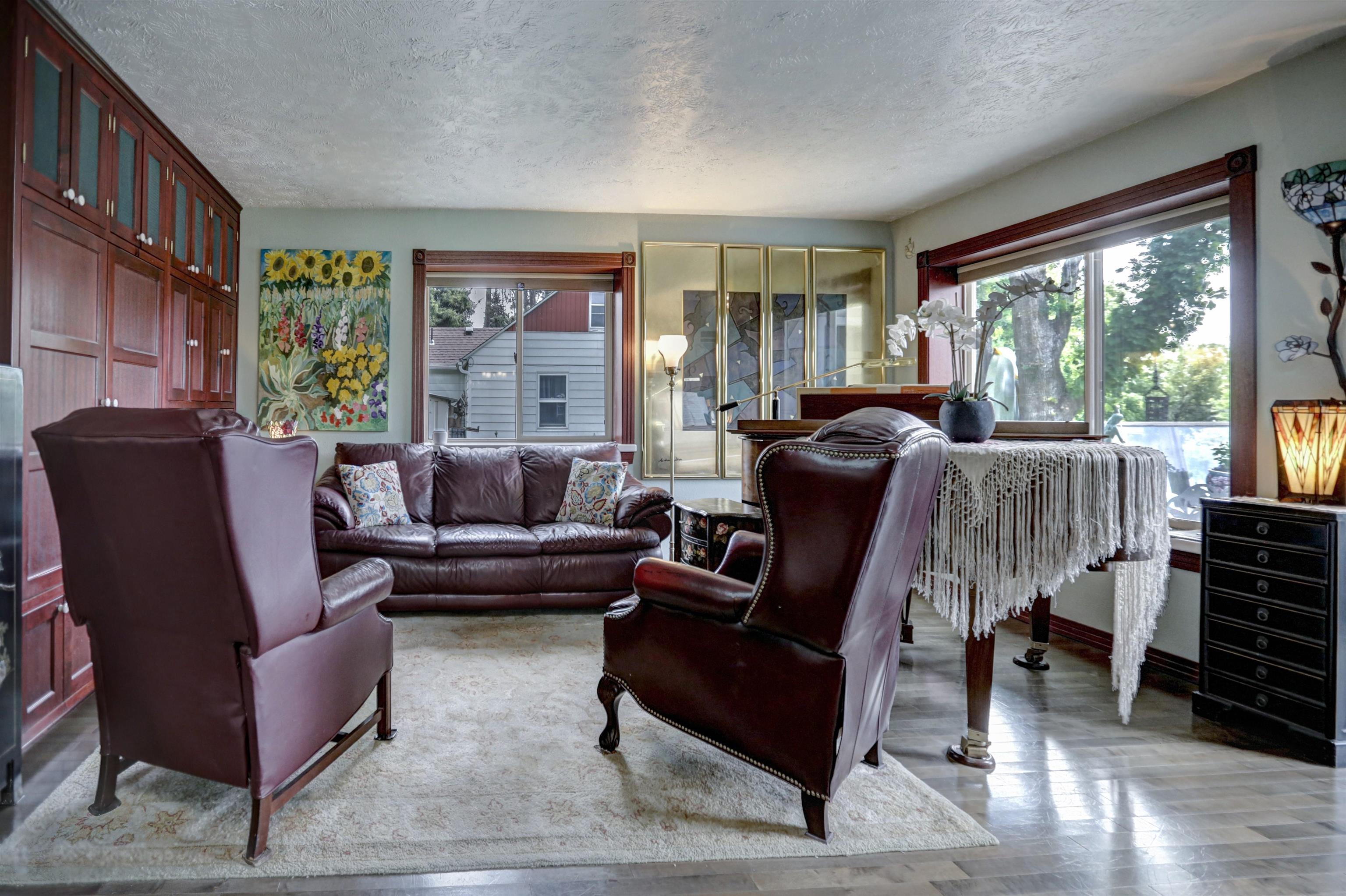 716 W 6th St