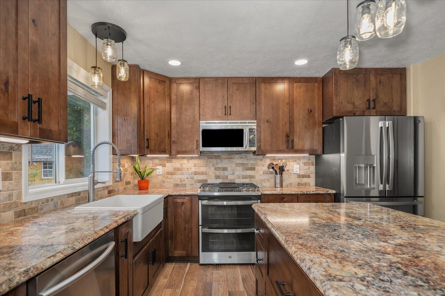 805 E Blackhawk Dr