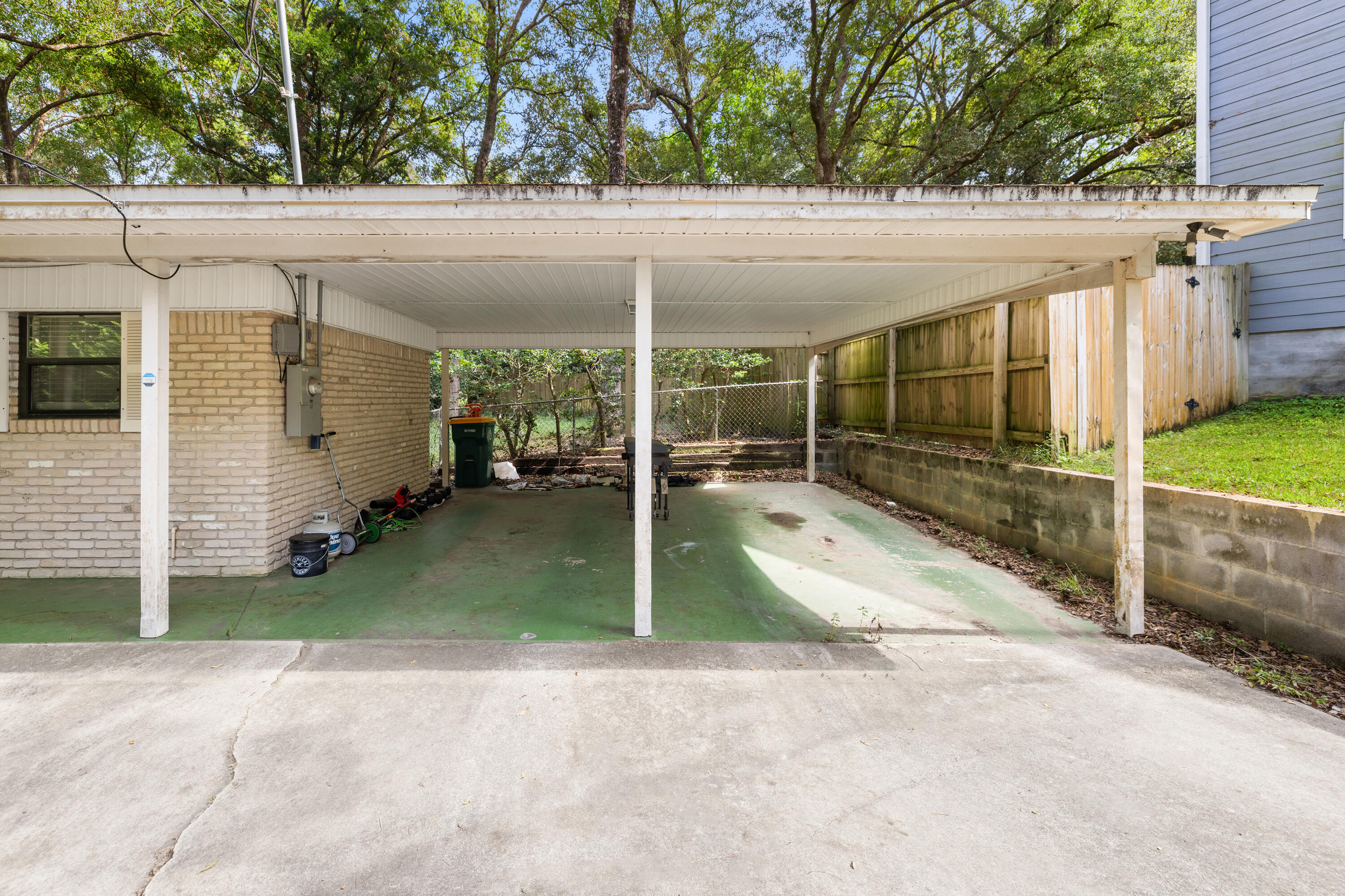 411 Redwood Avenue