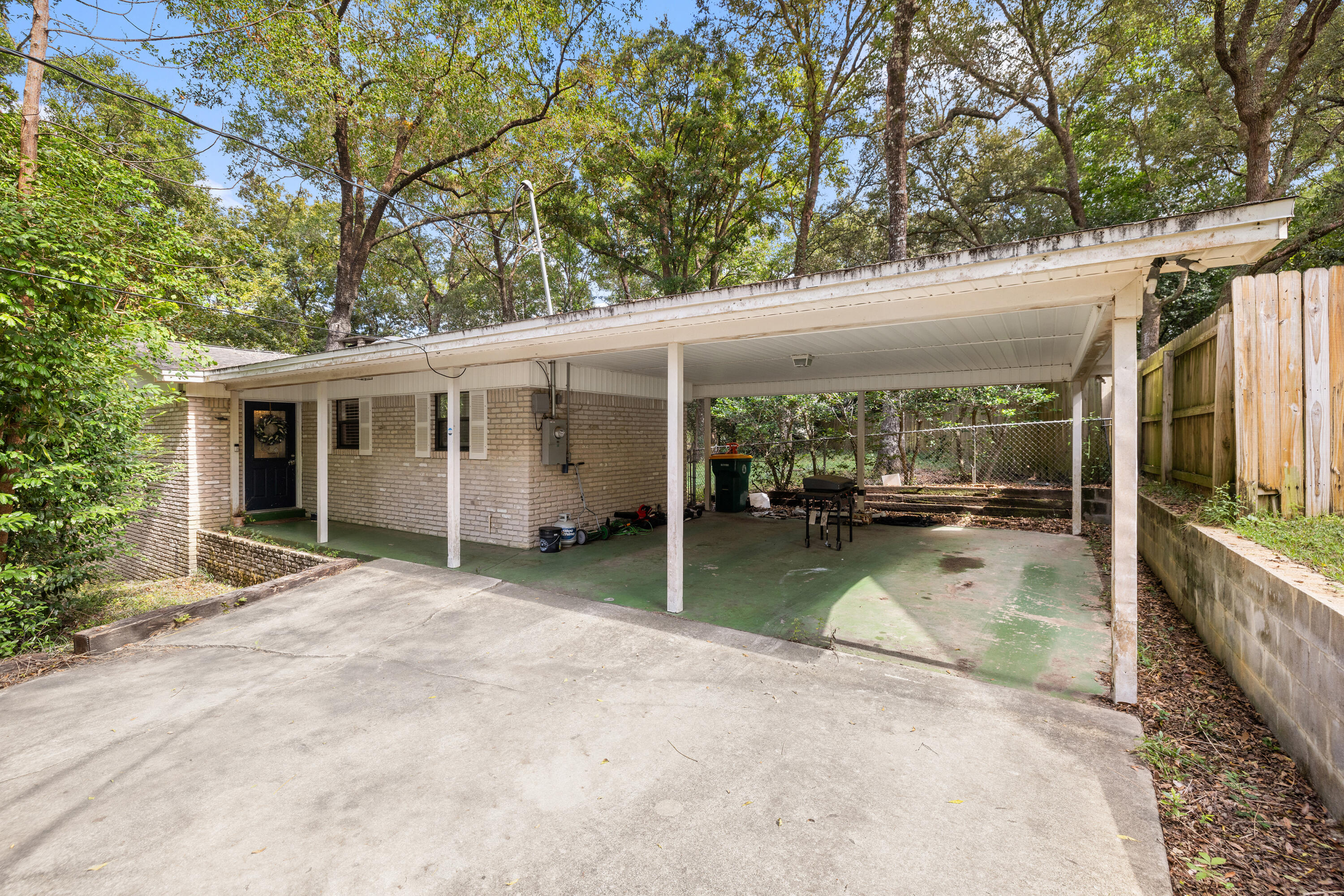 411 Redwood Avenue