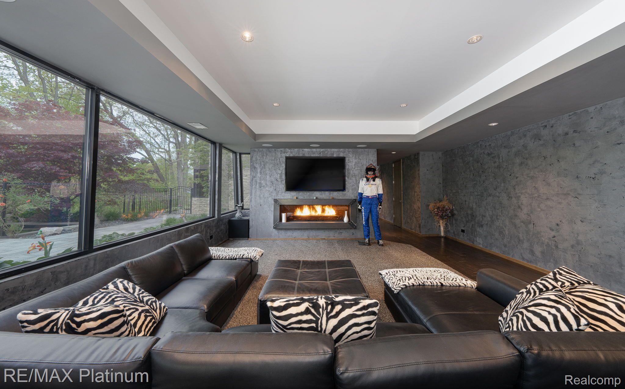 8419 RIVERWALK Drive