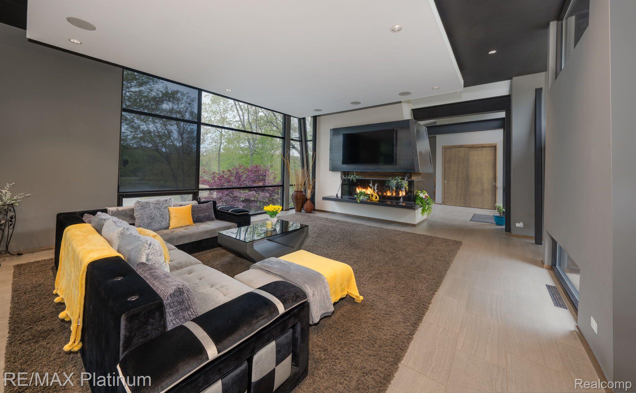 8419 RIVERWALK Drive