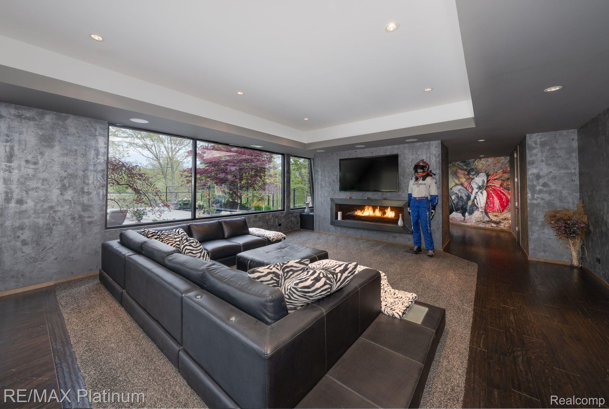 8419 RIVERWALK Drive