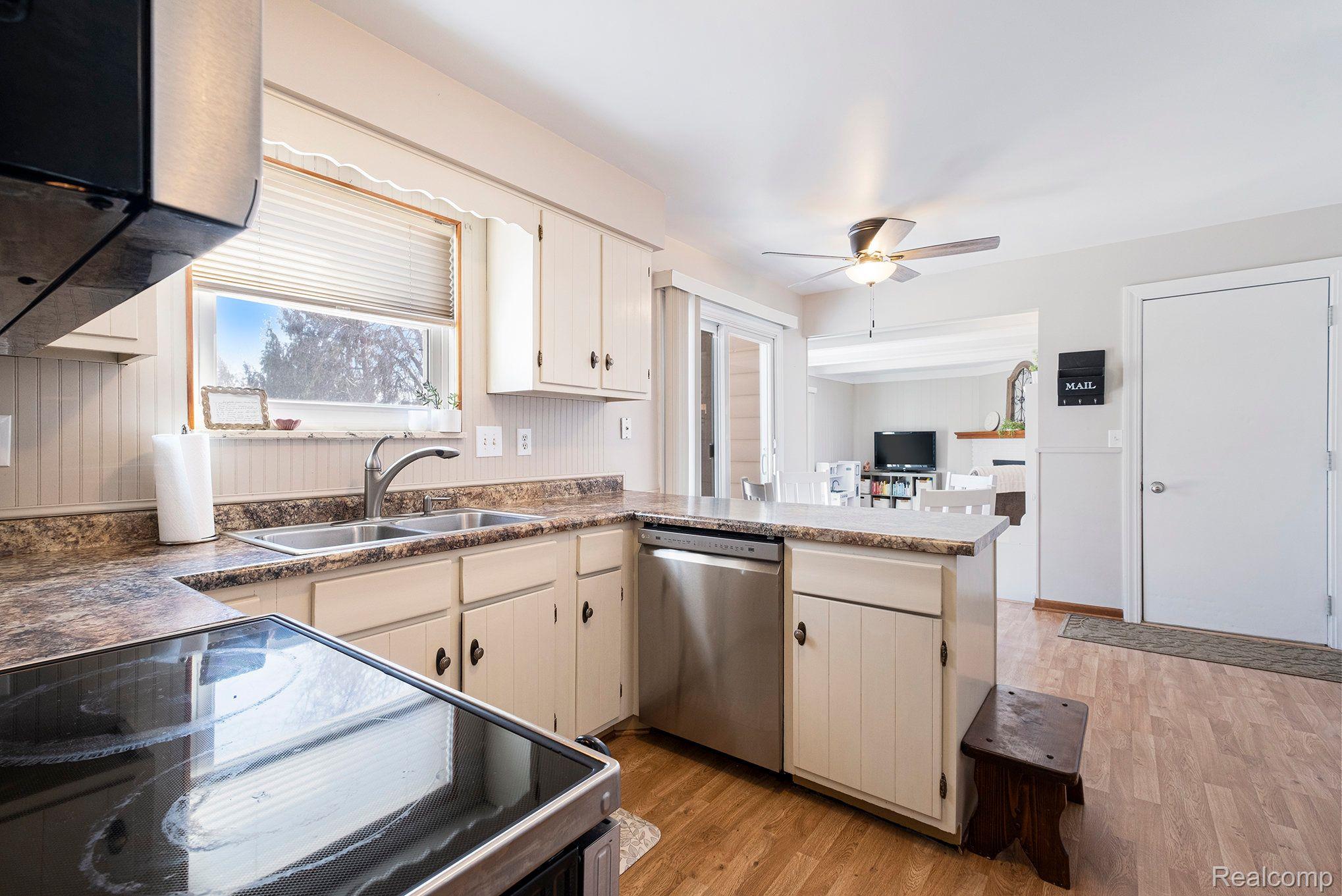 1342 GREENVIEW Drive