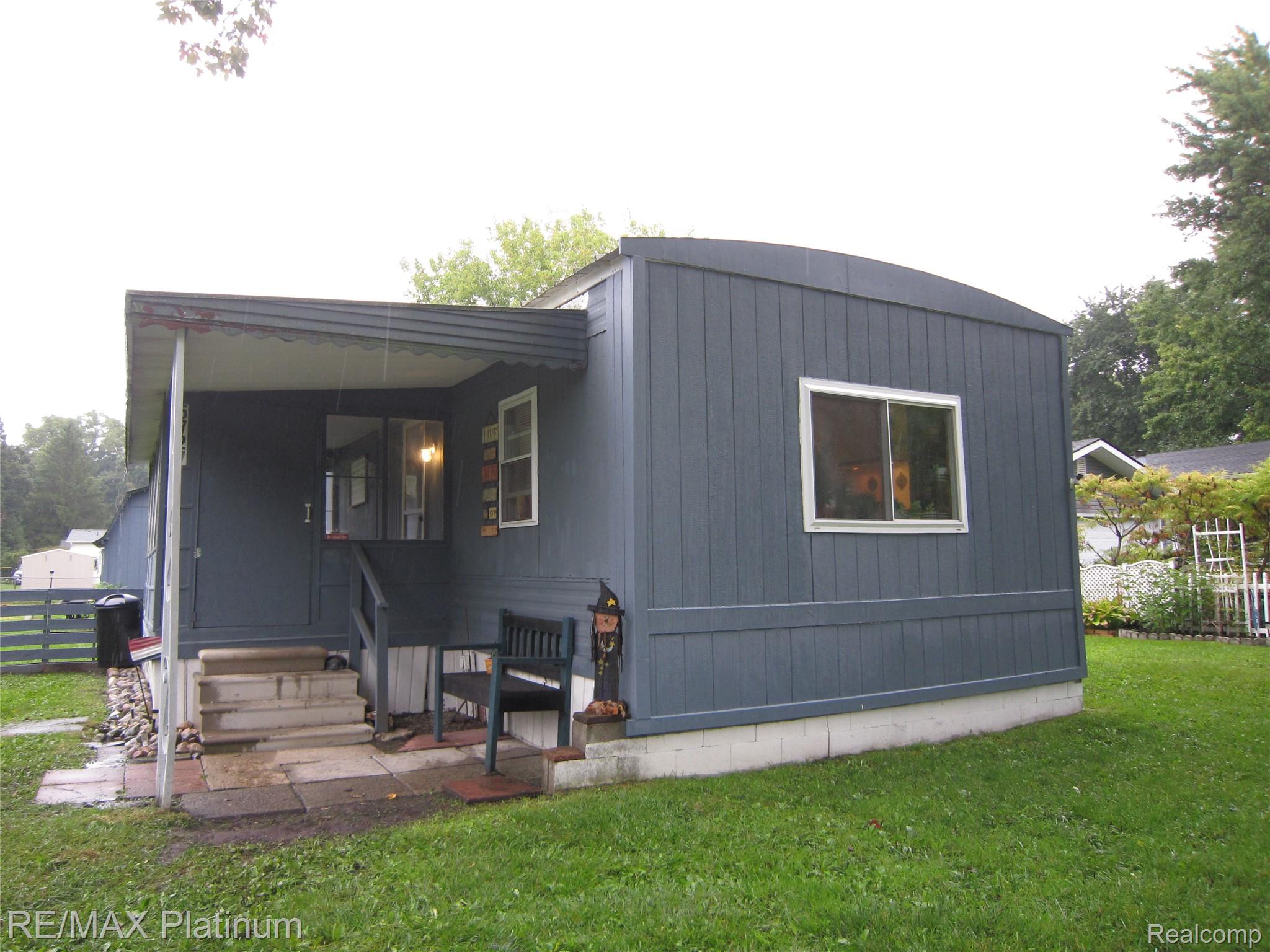 5727 Maunee Drive