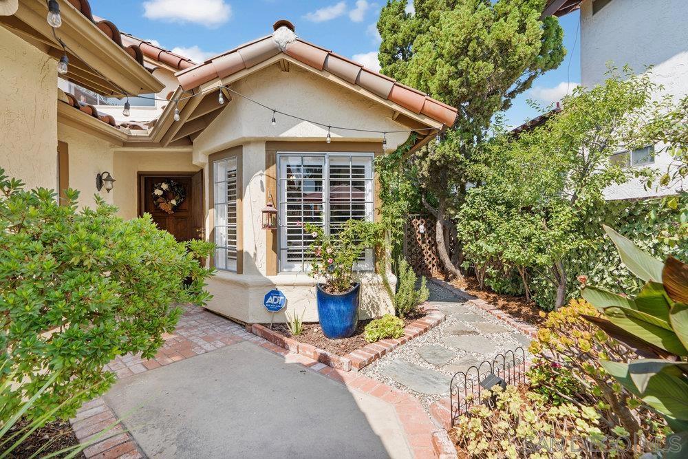 1876 Avenida Segovia