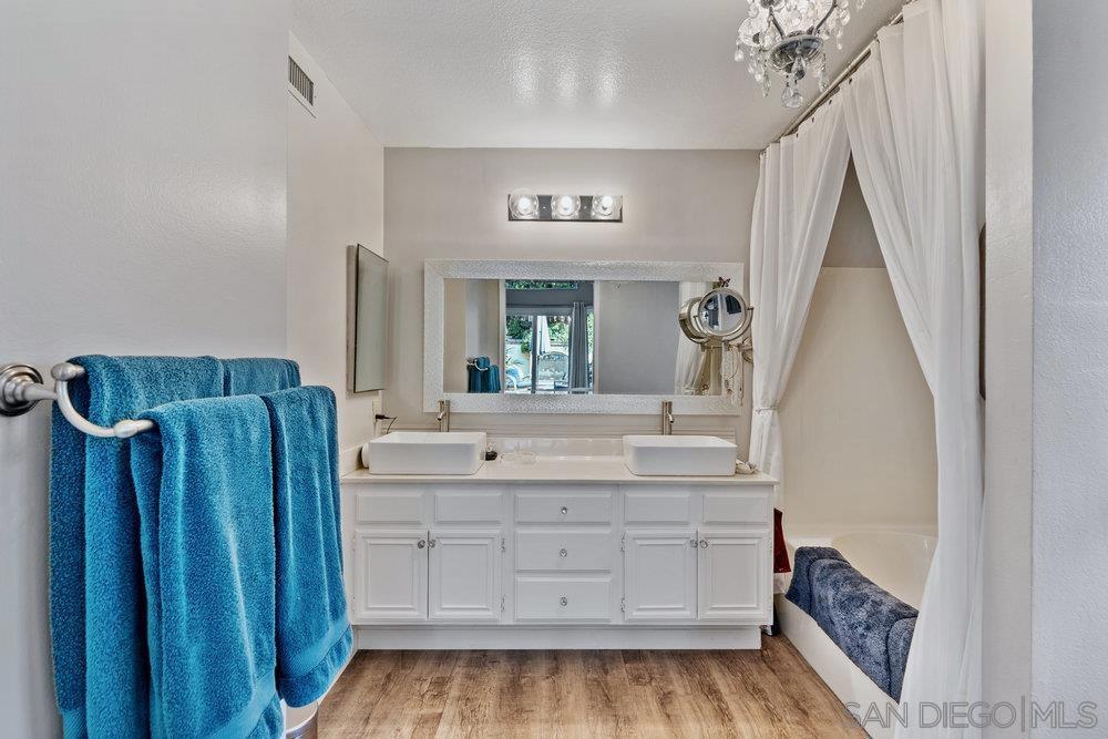 1876 Avenida Segovia