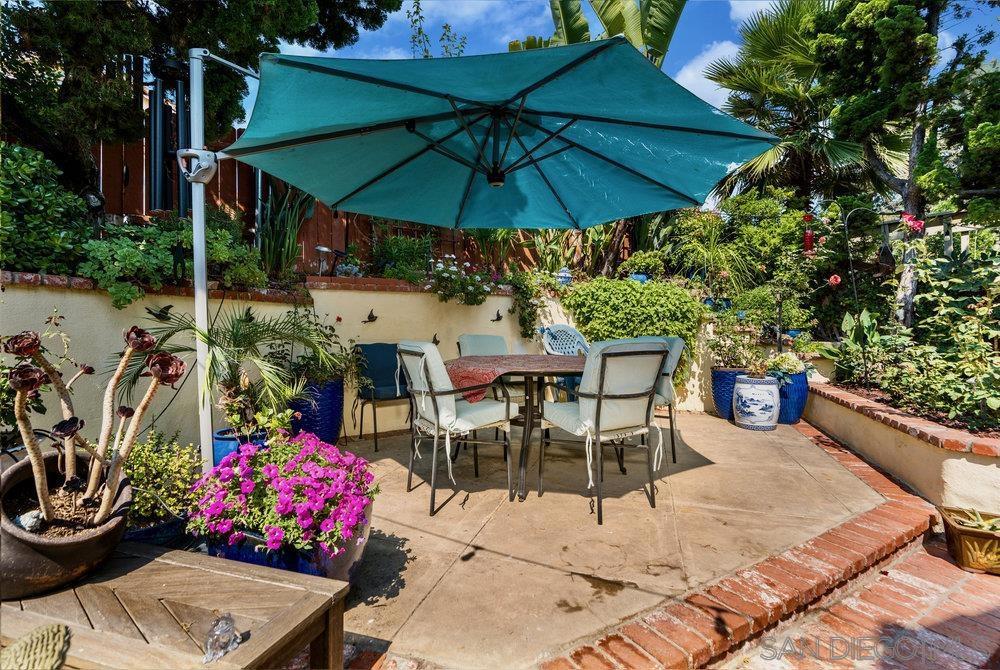 1876 Avenida Segovia