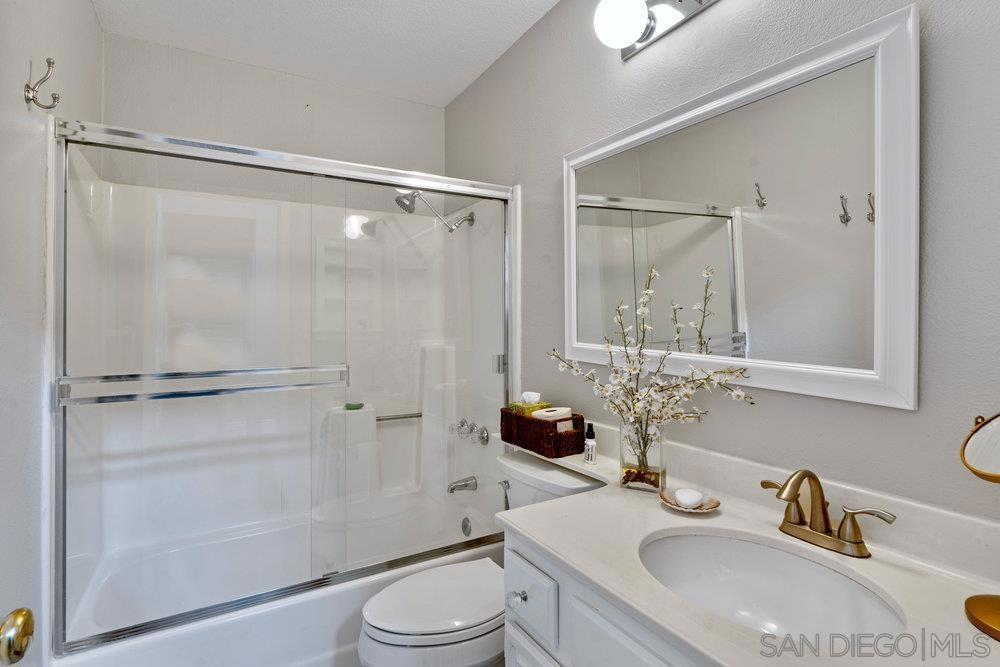 1876 Avenida Segovia