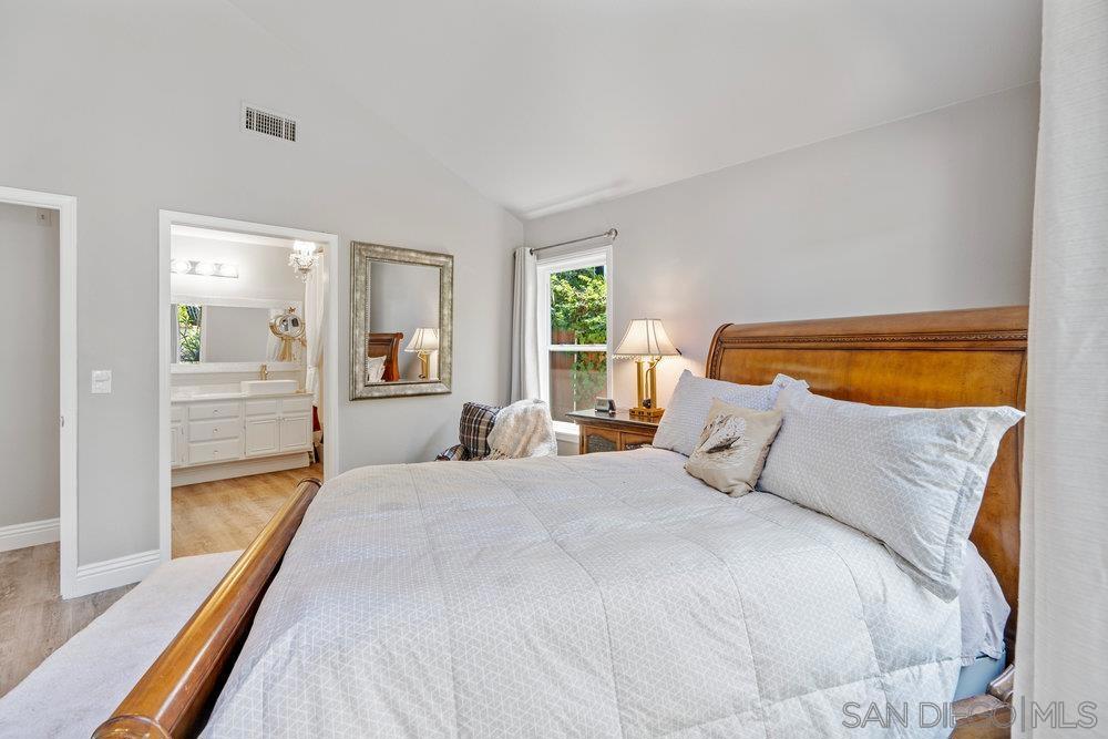 1876 Avenida Segovia