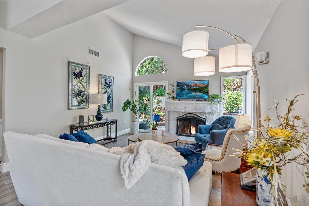 1876 Avenida Segovia