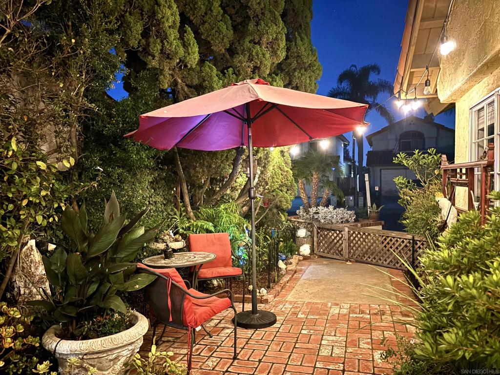 1876 Avenida Segovia