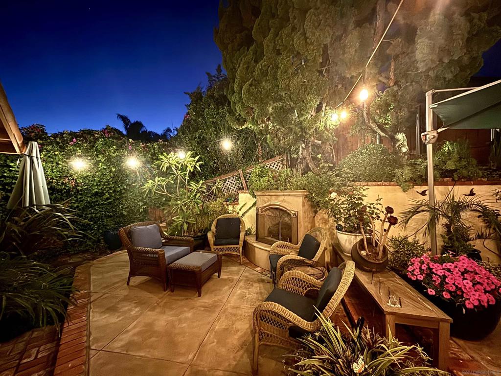 1876 Avenida Segovia