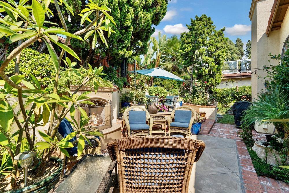 1876 Avenida Segovia