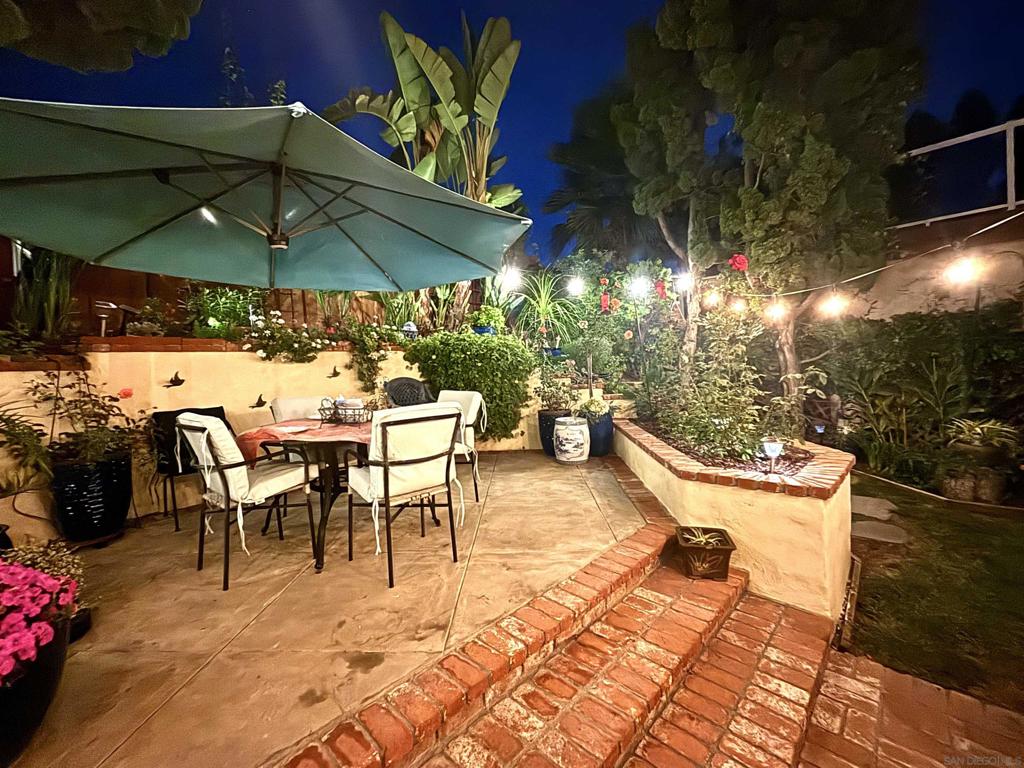 1876 Avenida Segovia