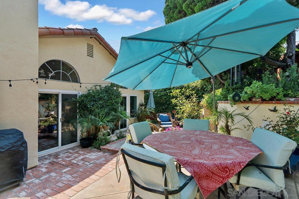 1876 Avenida Segovia