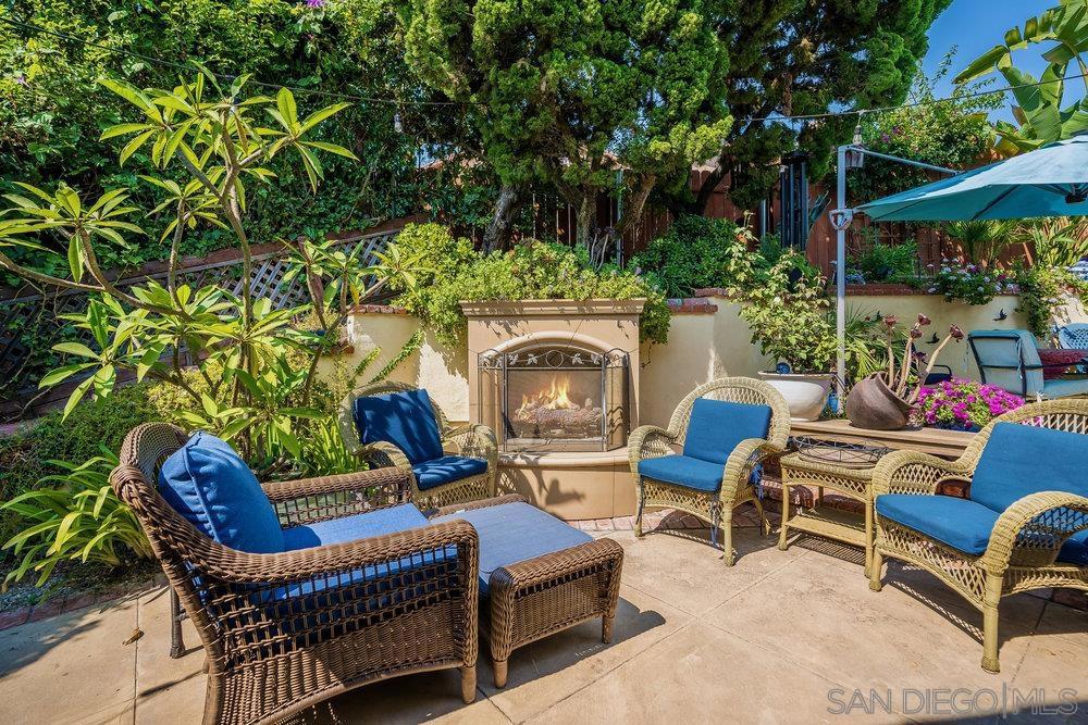 1876 Avenida Segovia