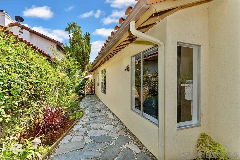 1876 Avenida Segovia