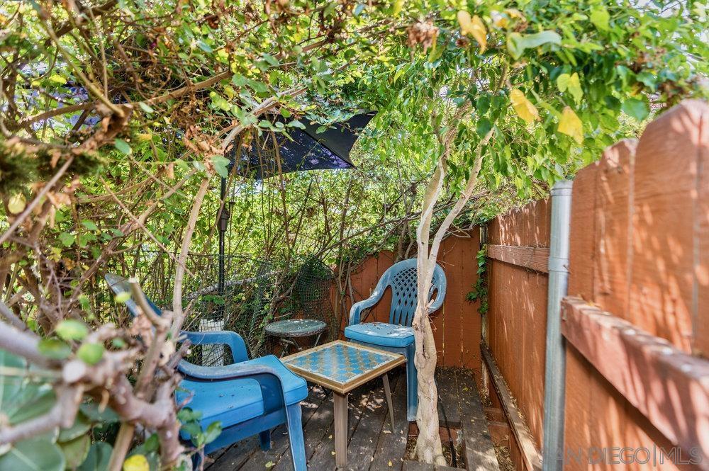 1876 Avenida Segovia