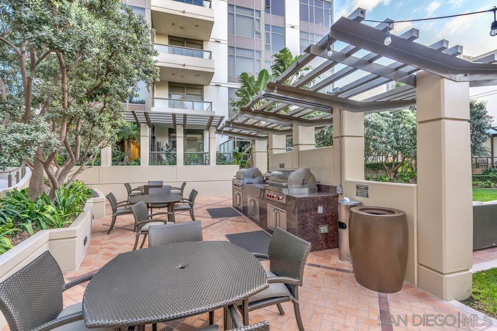 700 W E St 2404