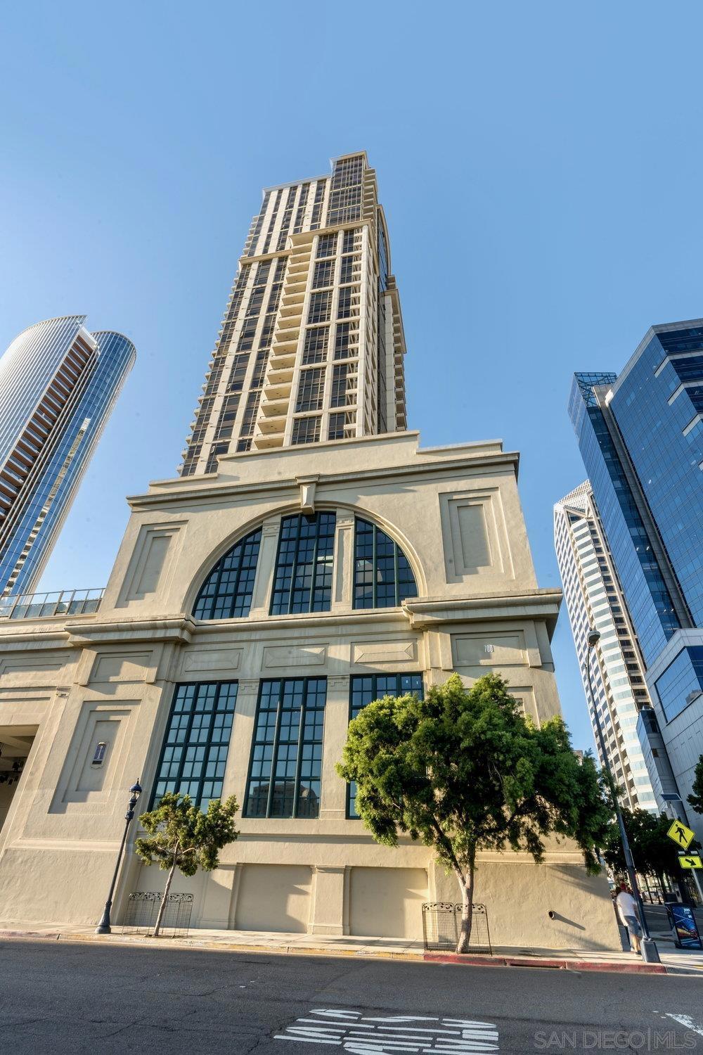 700 W E St 2404