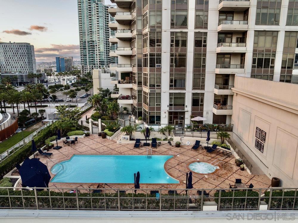 700 W E St 2404