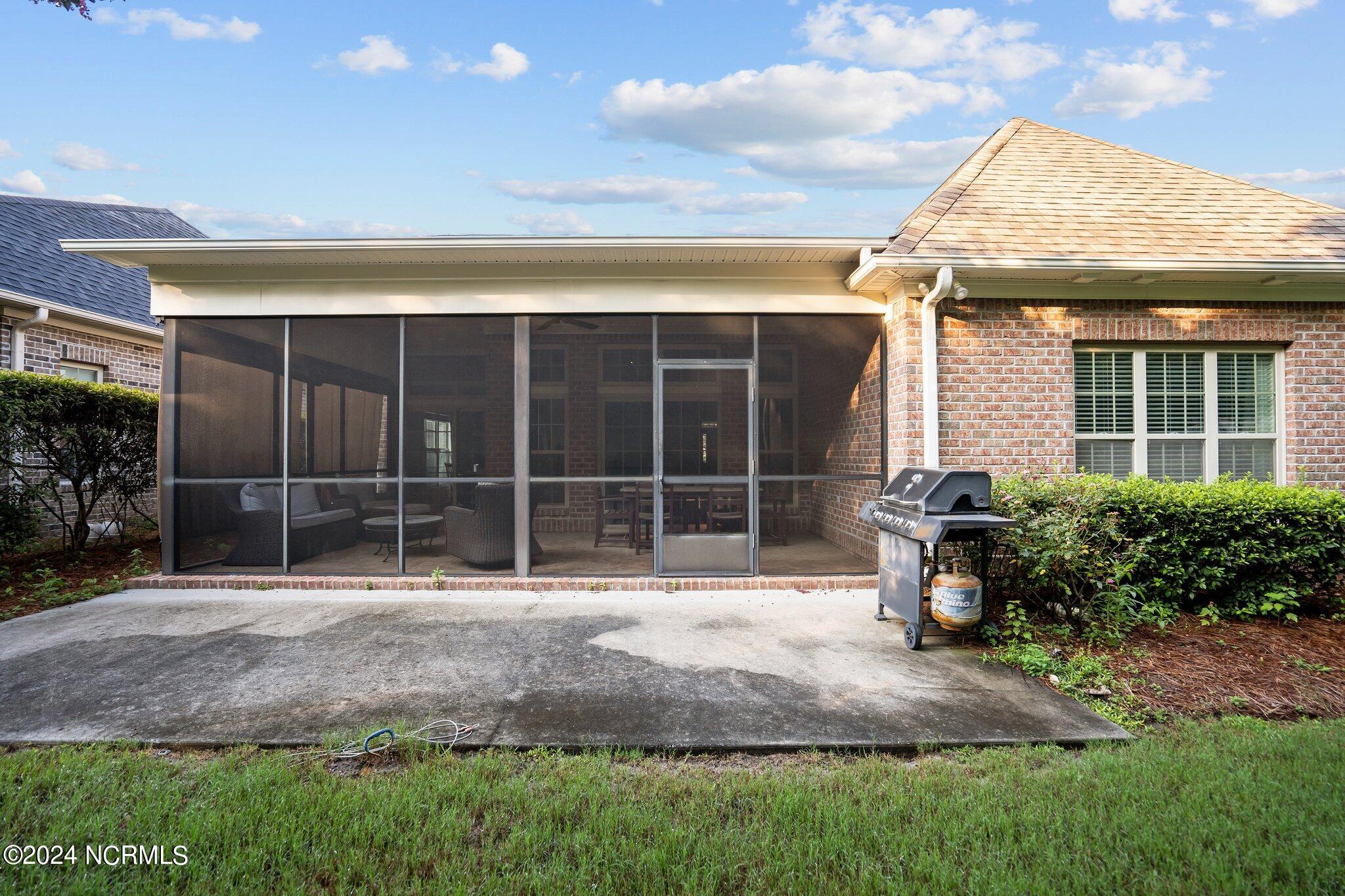 2422 W Oak Bridge Way NE