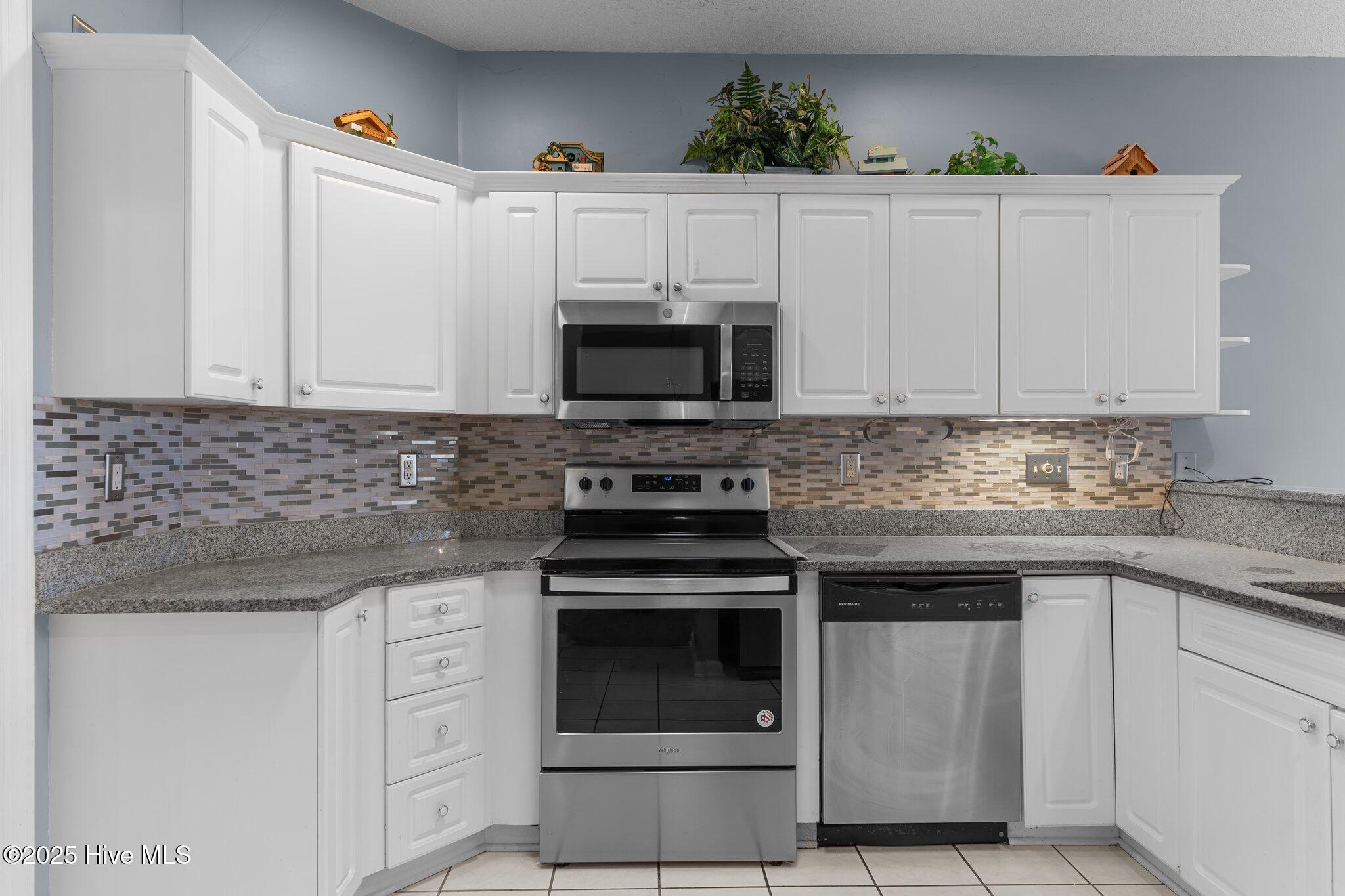 533 Montaigne Court NW